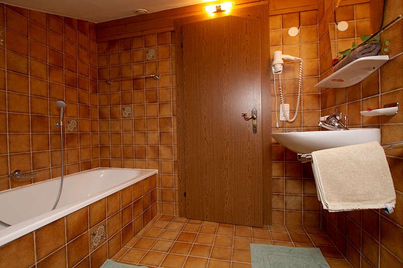 Badezimmer mit Wanne im Appartement Thaneller im Ausfernerhof