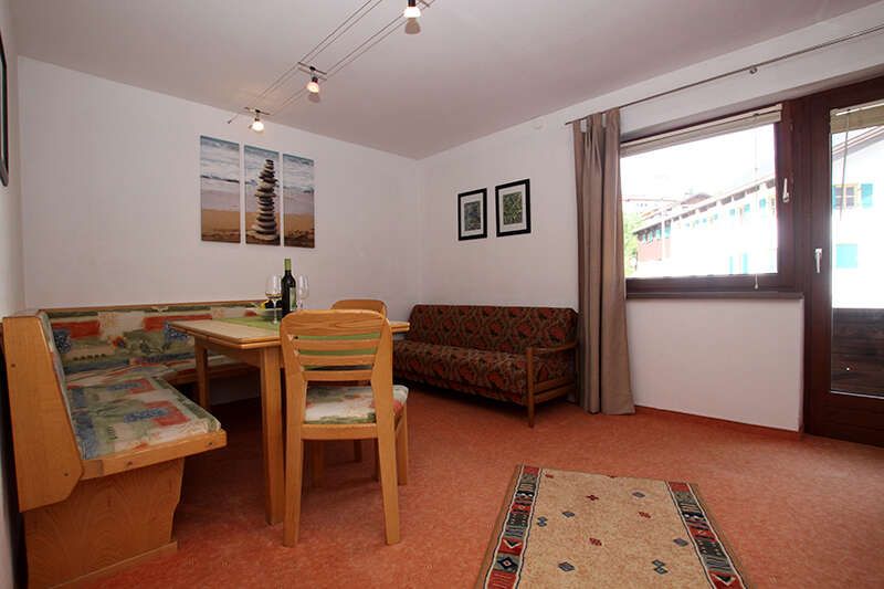 Living area in the Alpkopf apartment in the Ausfernerhof in Tyrol